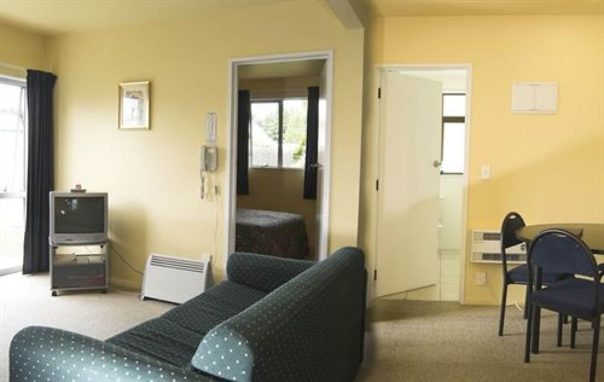 Anchorage Motel Apartments Те-Анау Экстерьер фото
