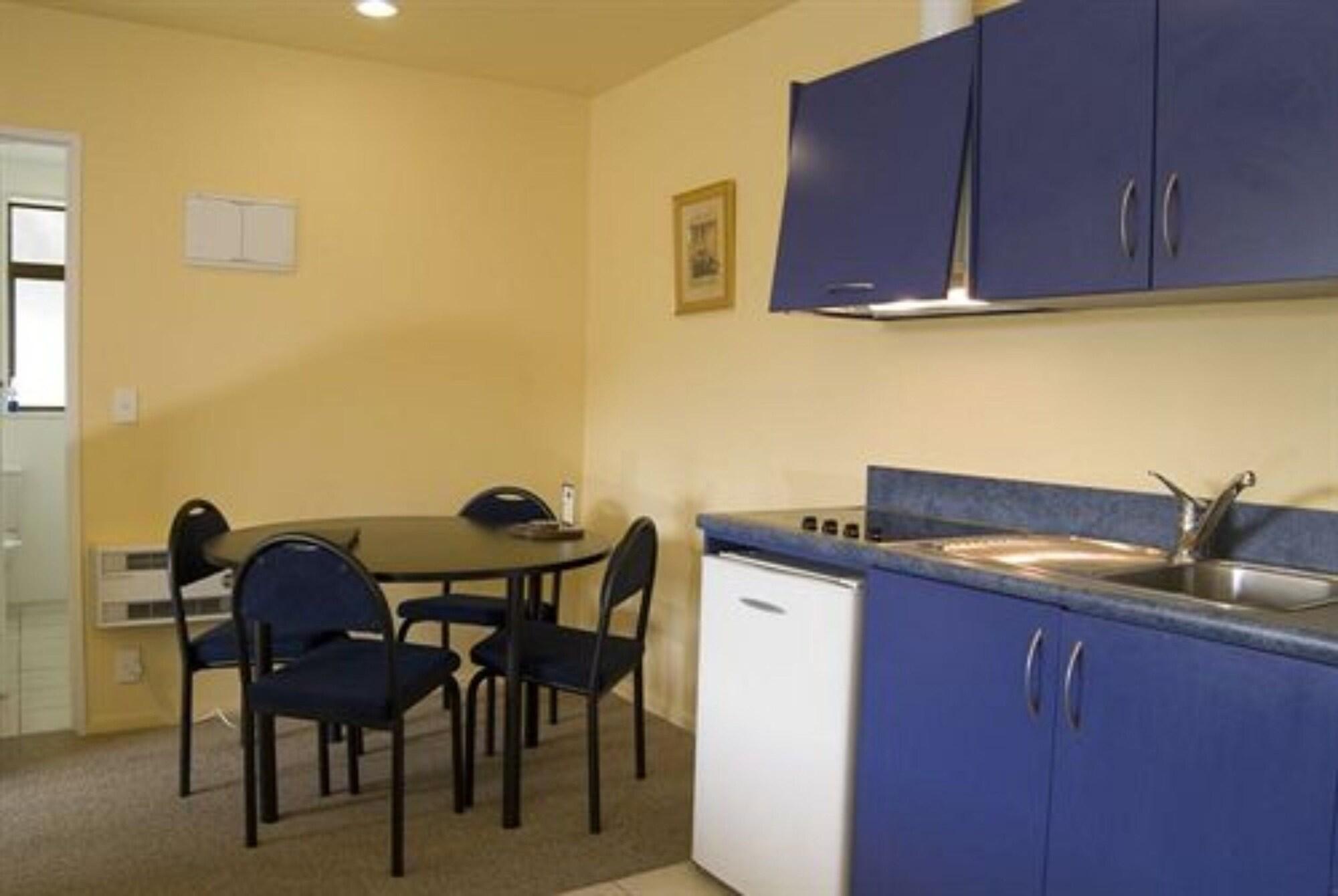 Anchorage Motel Apartments Те-Анау Экстерьер фото