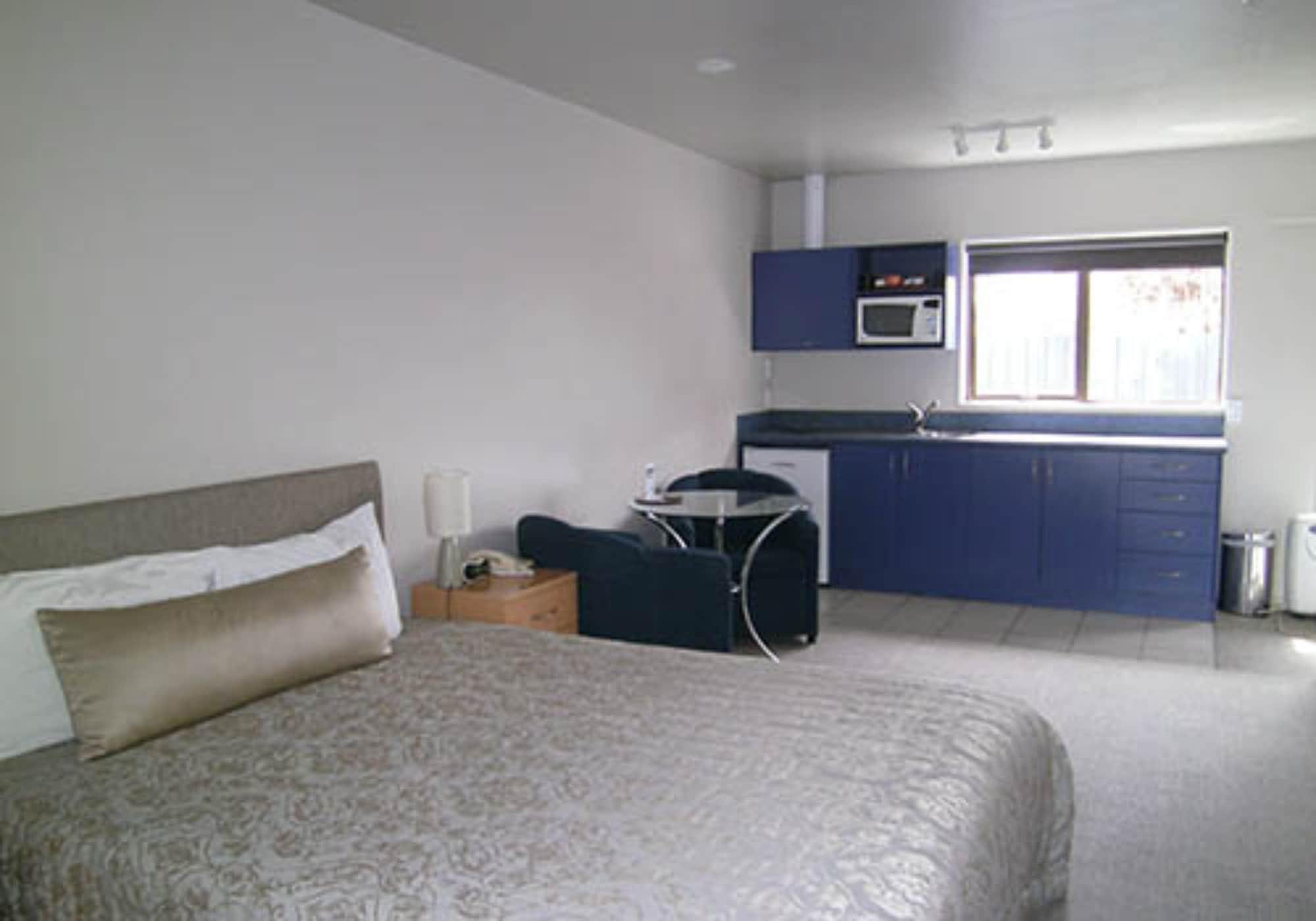 Anchorage Motel Apartments Те-Анау Экстерьер фото