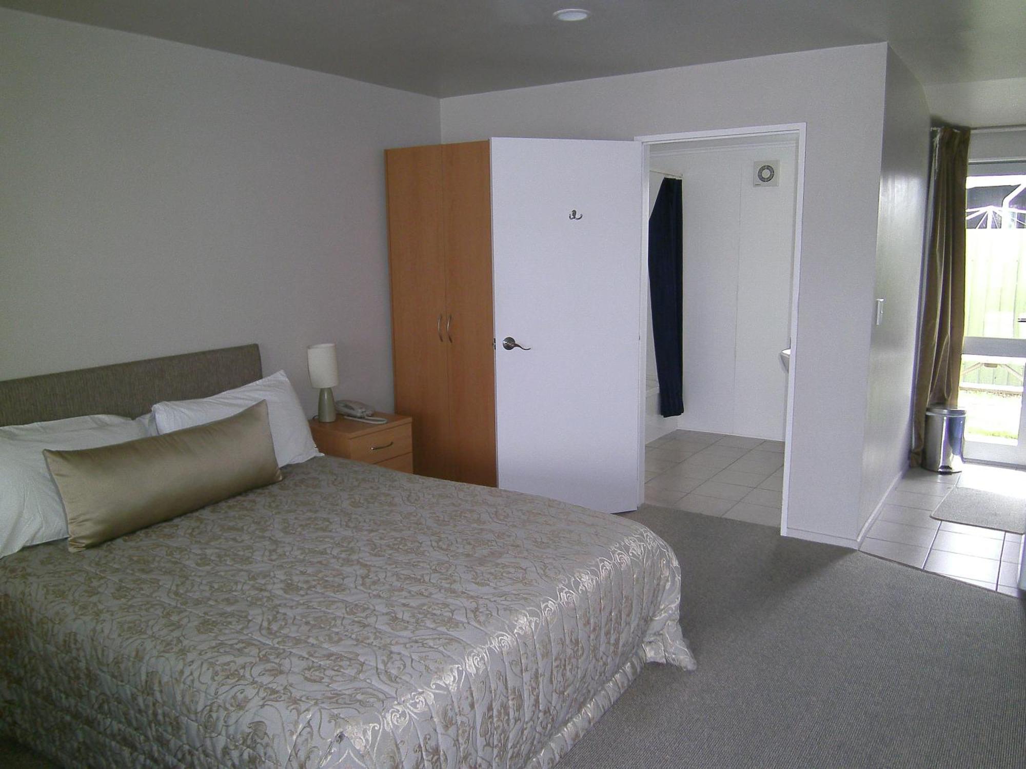 Anchorage Motel Apartments Те-Анау Экстерьер фото
