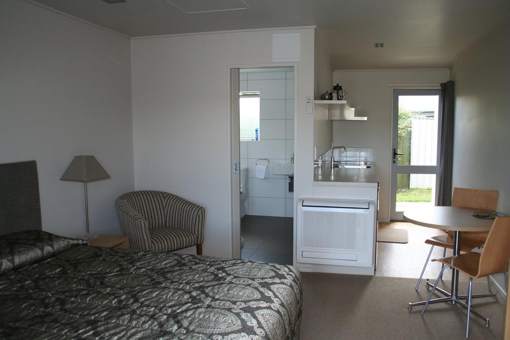 Anchorage Motel Apartments Те-Анау Экстерьер фото
