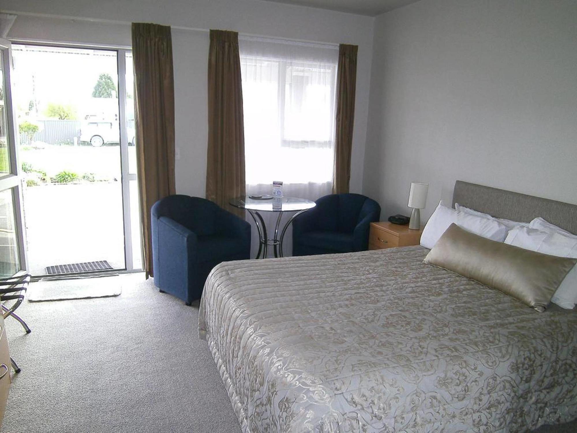 Anchorage Motel Apartments Те-Анау Экстерьер фото