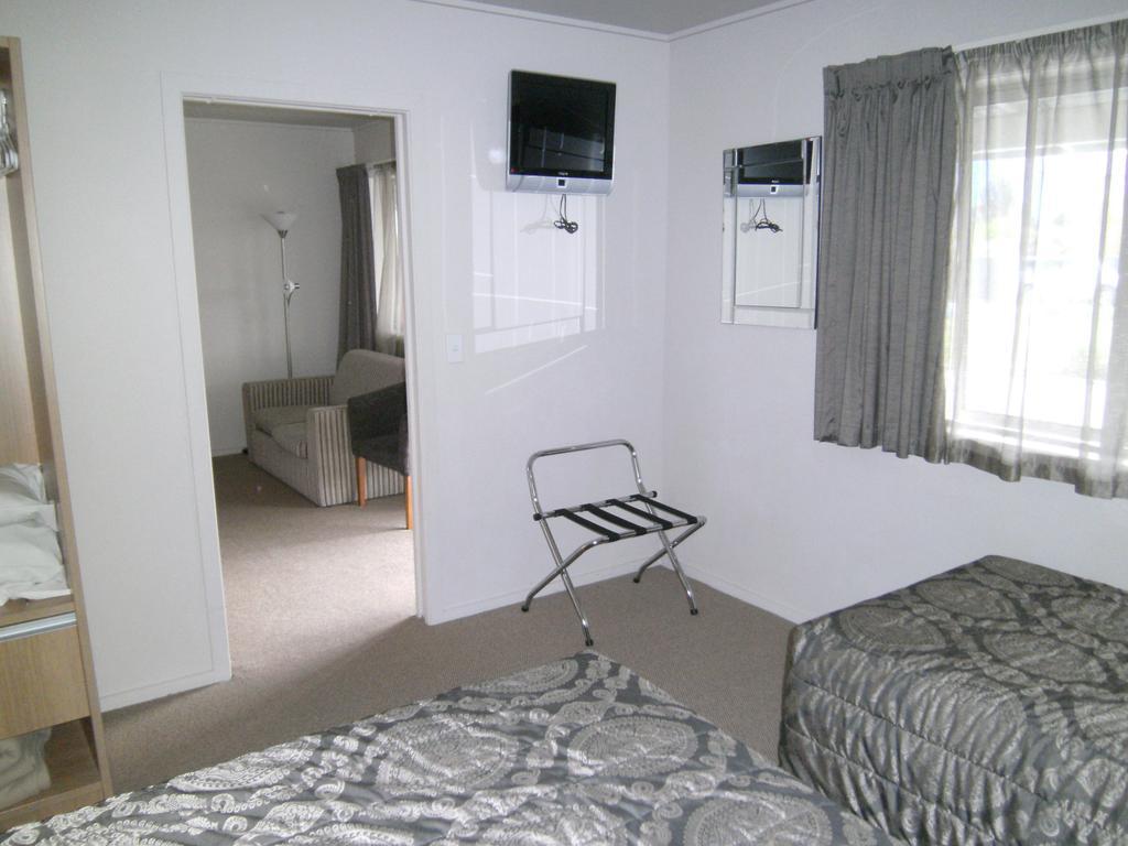 Anchorage Motel Apartments Те-Анау Экстерьер фото