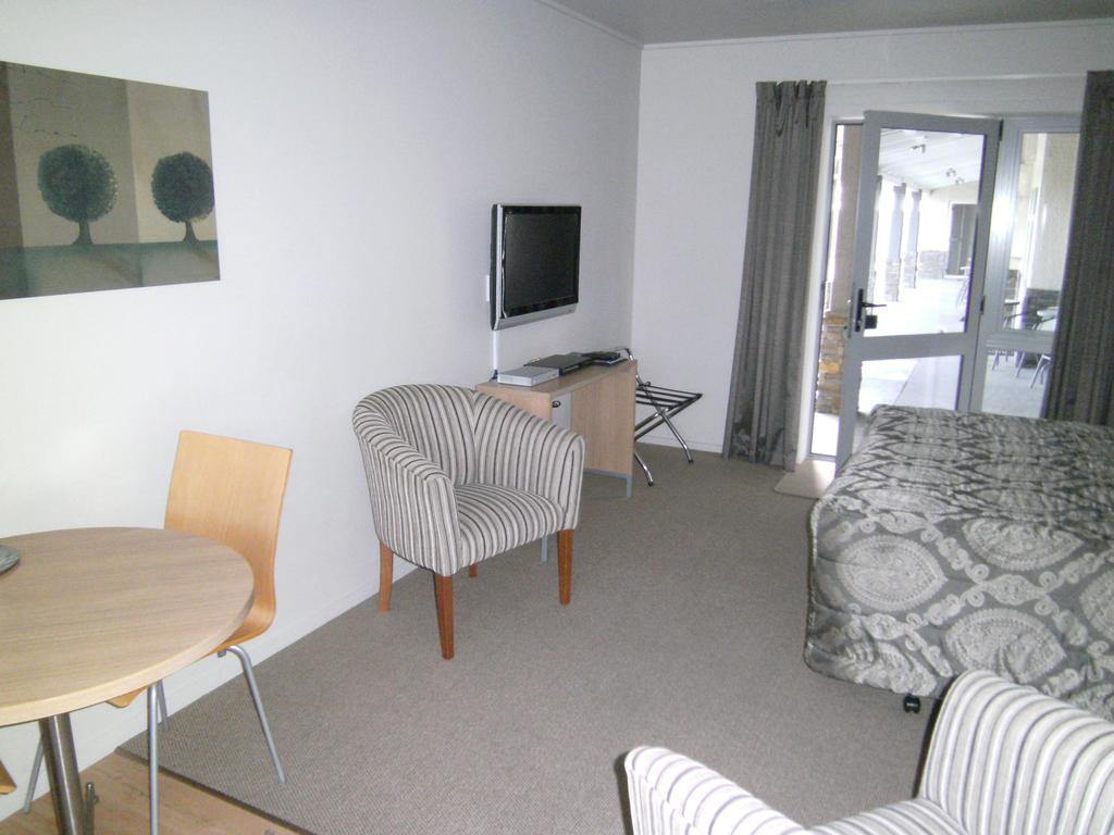 Anchorage Motel Apartments Те-Анау Экстерьер фото
