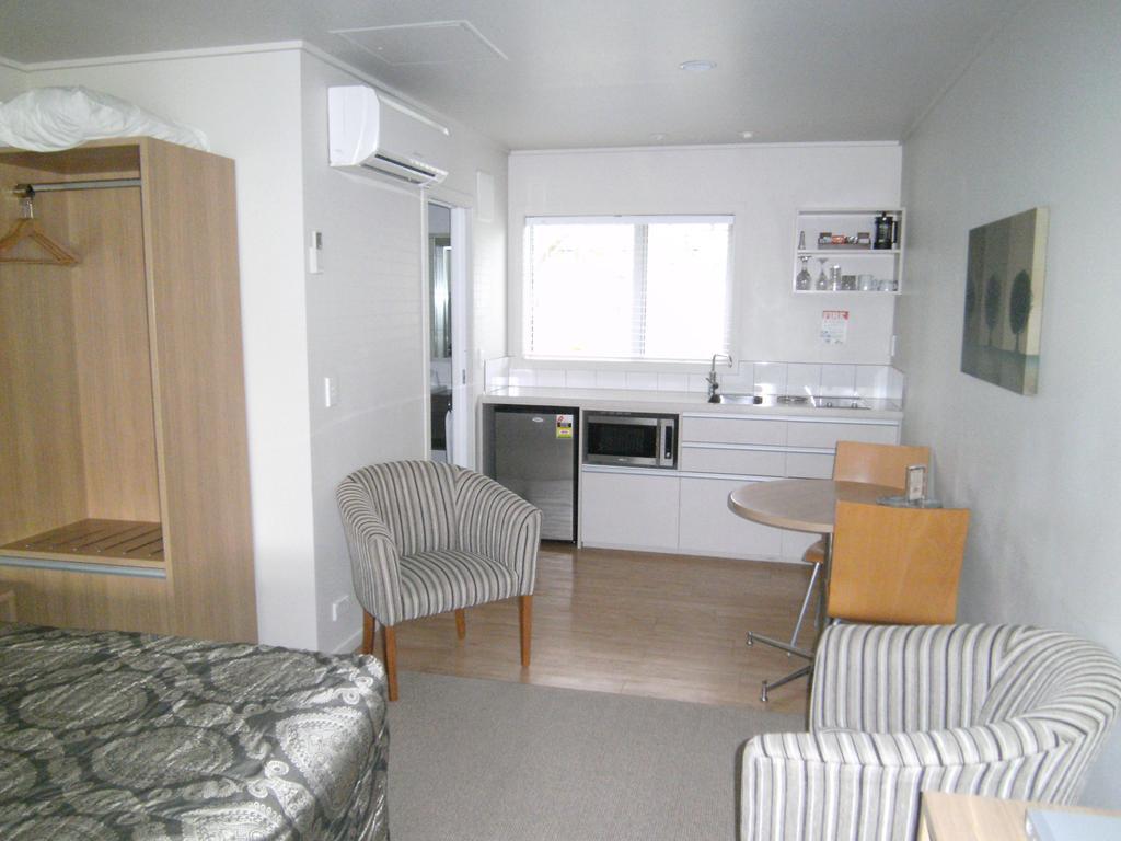 Anchorage Motel Apartments Те-Анау Экстерьер фото