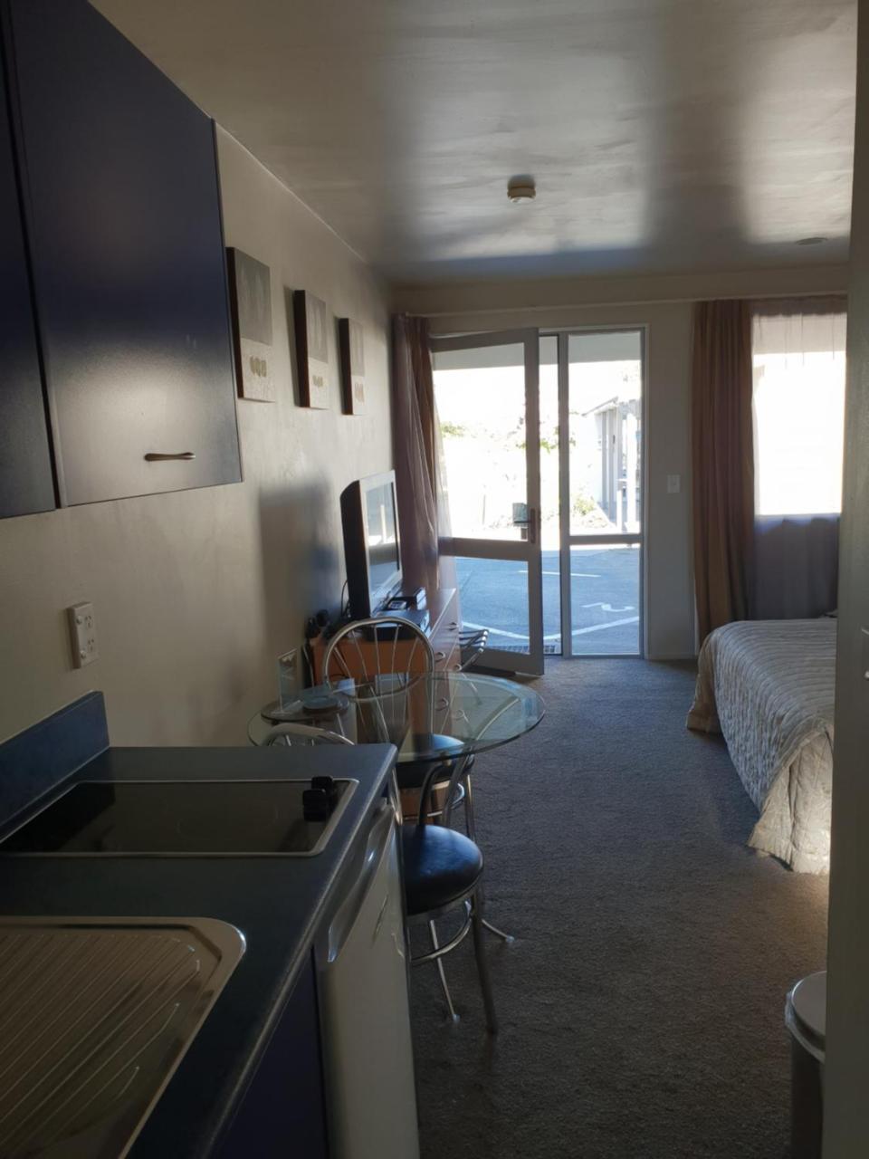 Anchorage Motel Apartments Те-Анау Экстерьер фото